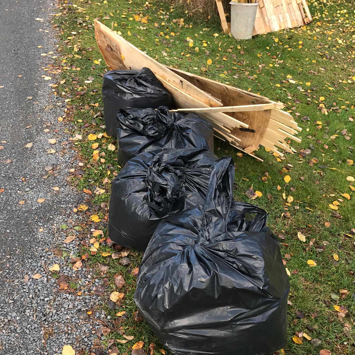 image of Diverse trä skräp - Norrtälje