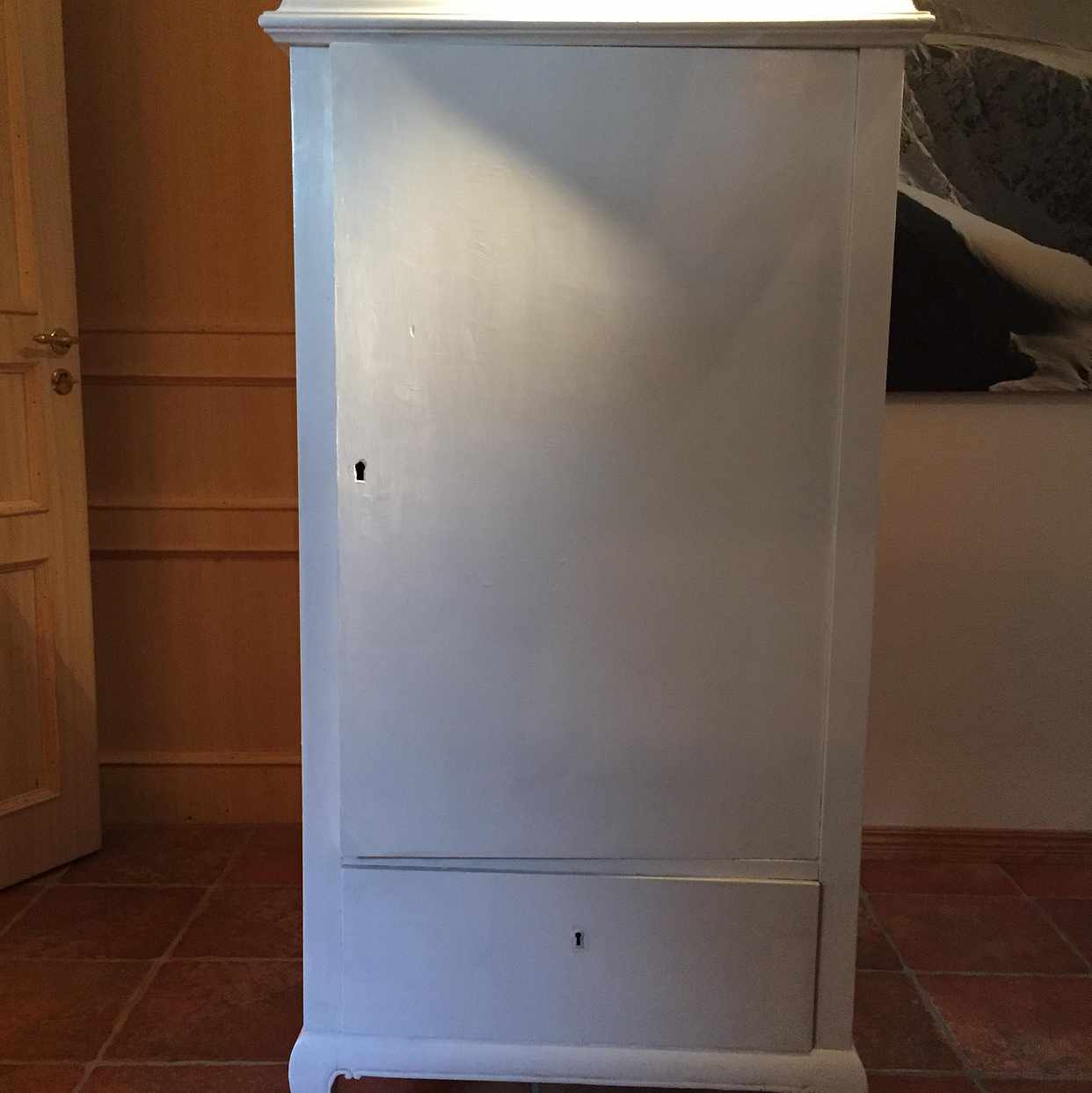 image of Skåp lämnas, bord slängas - 