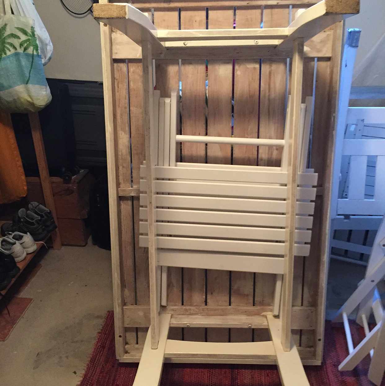 image of Skåp lämnas, bord slängas - 
