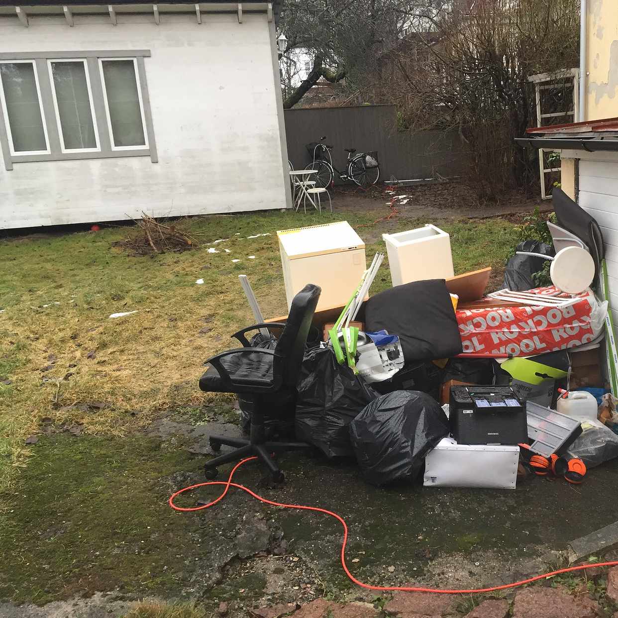 image of Två högar skräp bortköres - Nacka
