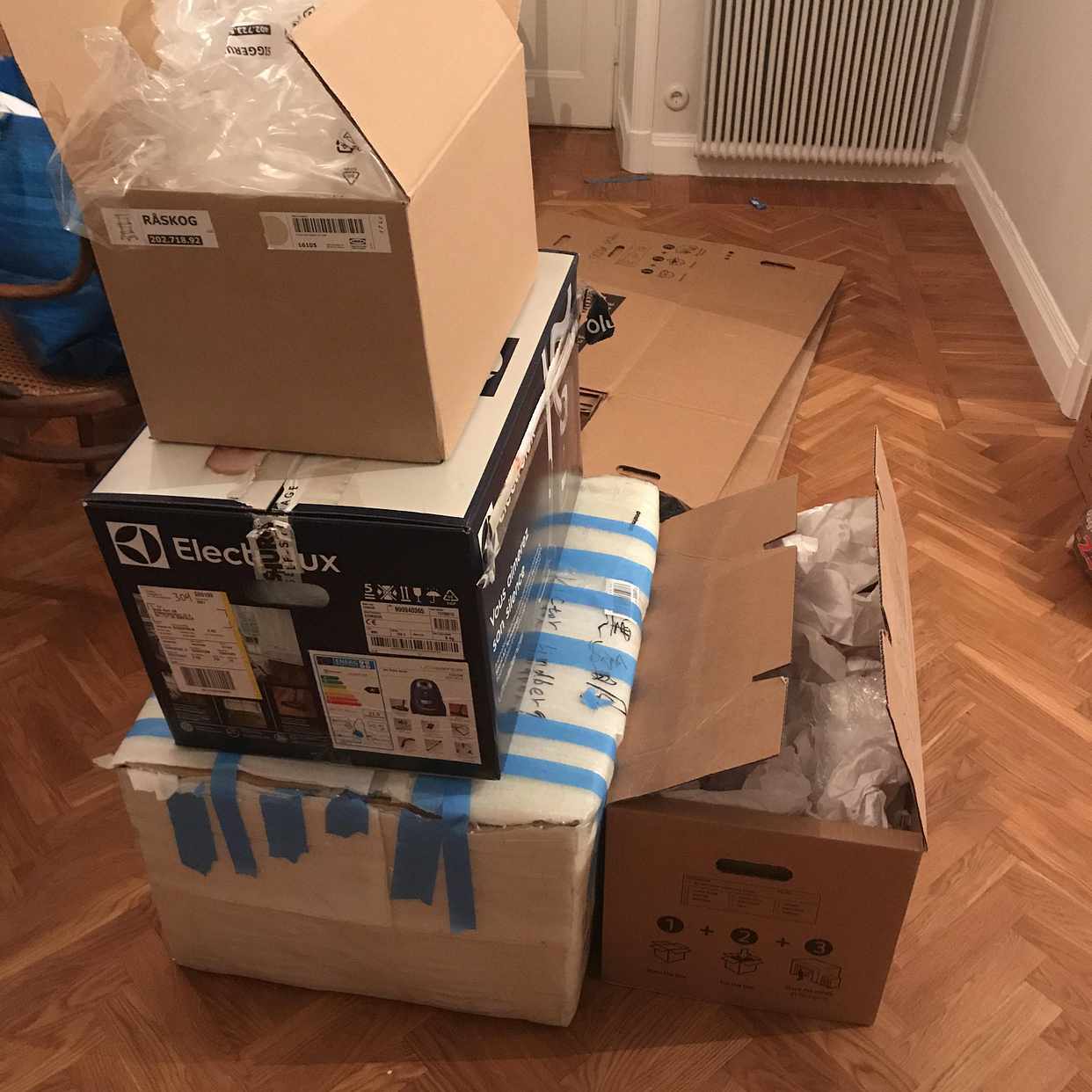 image of 4 kartonger en tung Ikea - Stockholm