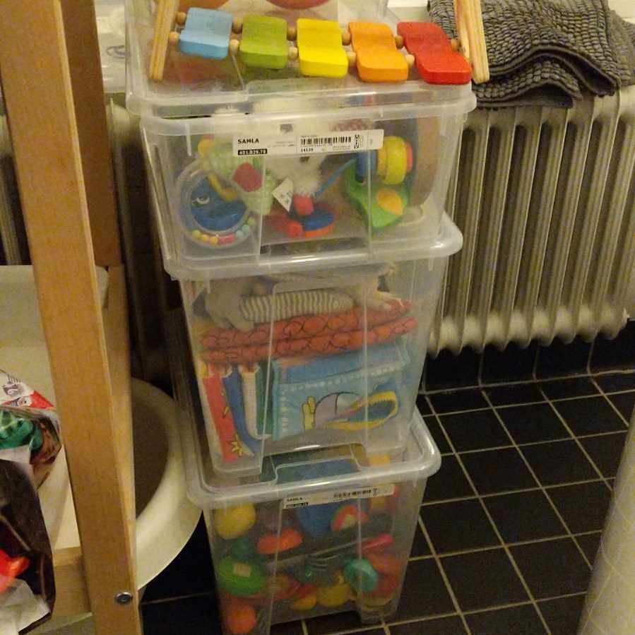 image of 4 kartonger och 3 backar - 