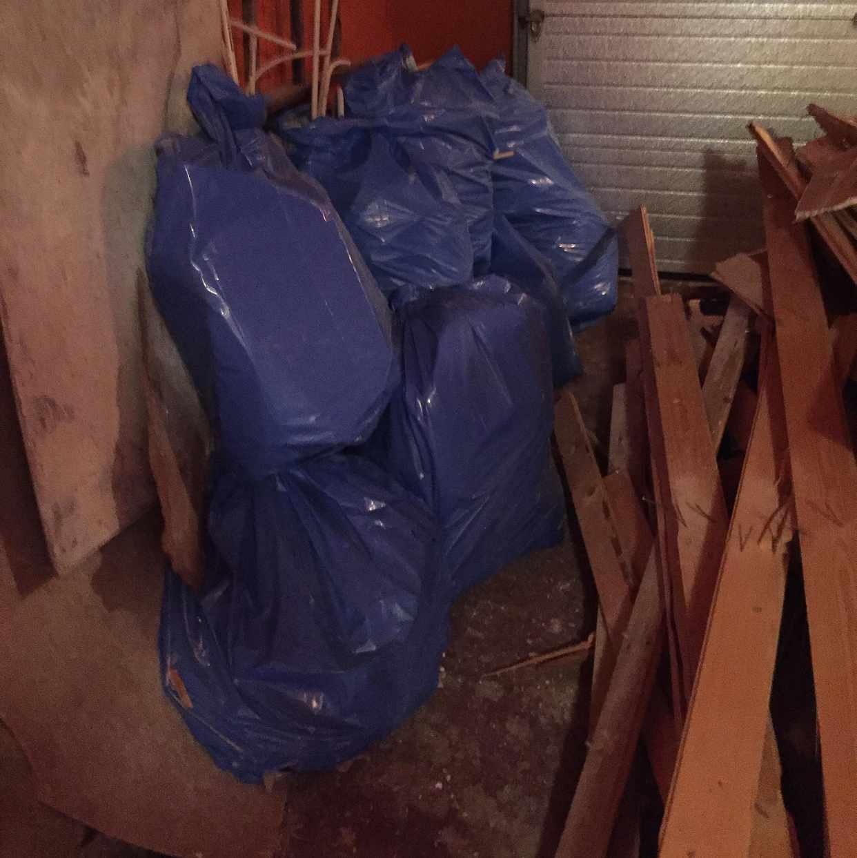 image of Skräp från renovering - Sävedalen