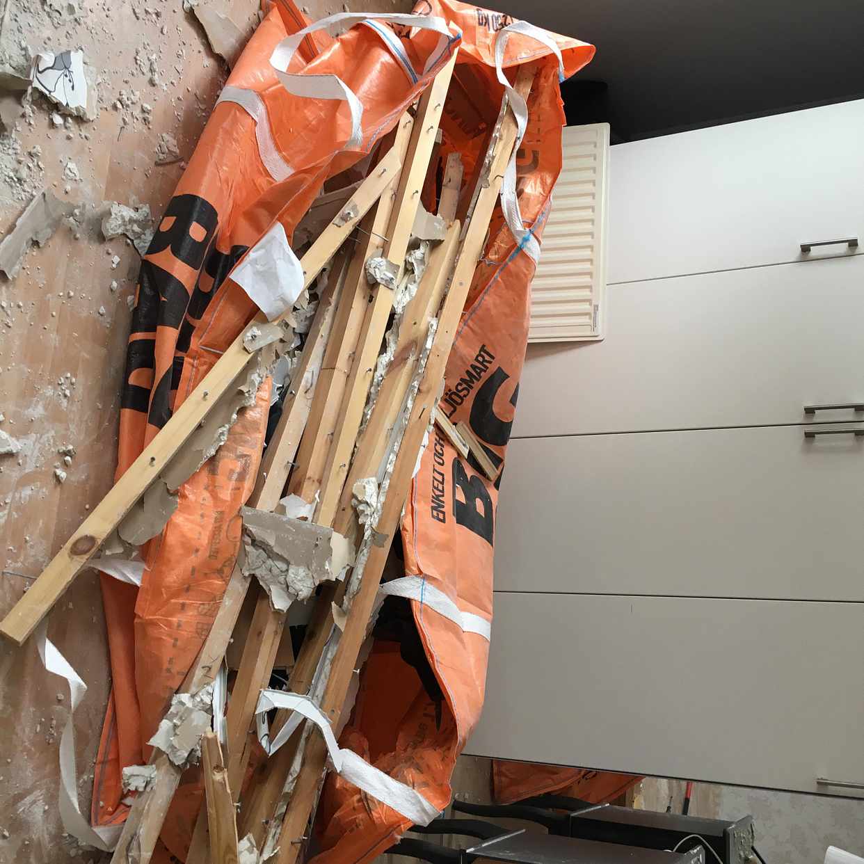 image of Gips i säckar samt bråte - Huddinge