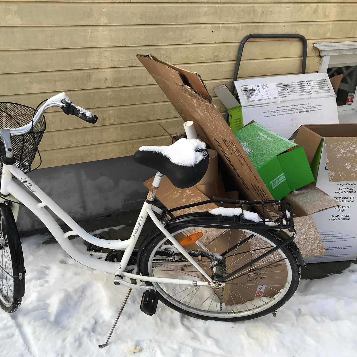 image of Cykel, kartonger,pallar - Stocksund