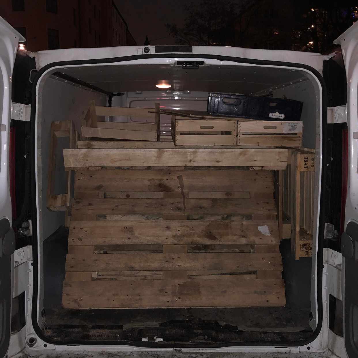 image of Trä pallar , plast backar - Stockholm