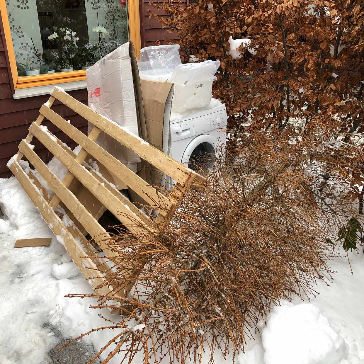 image of Tvättmaskin och kartonger - Skarpnäck