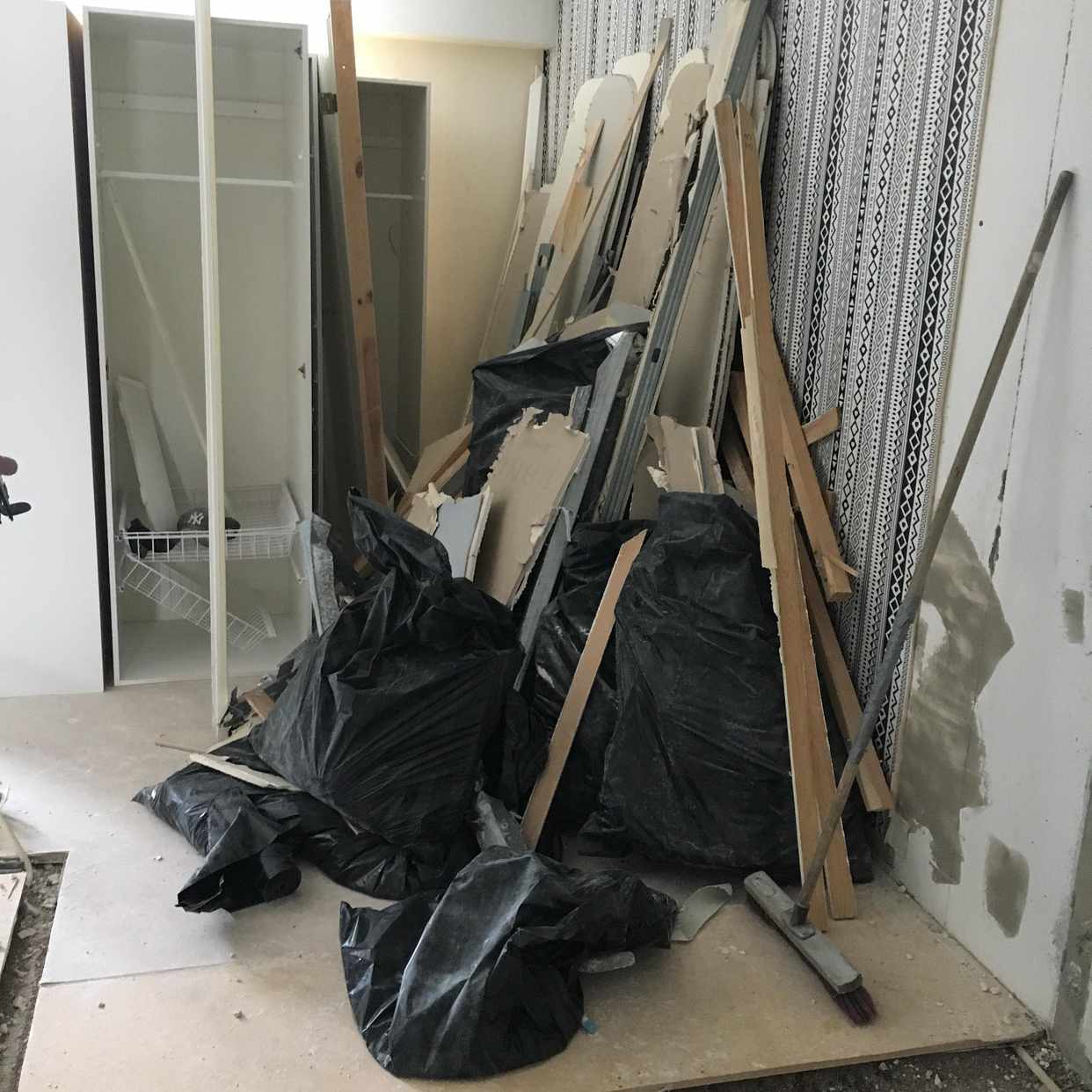 image of Slänga säckar med byggmat - Sundbyberg