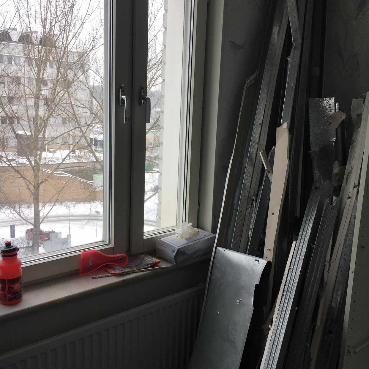 image of Slänga säckar med byggmat - Sundbyberg