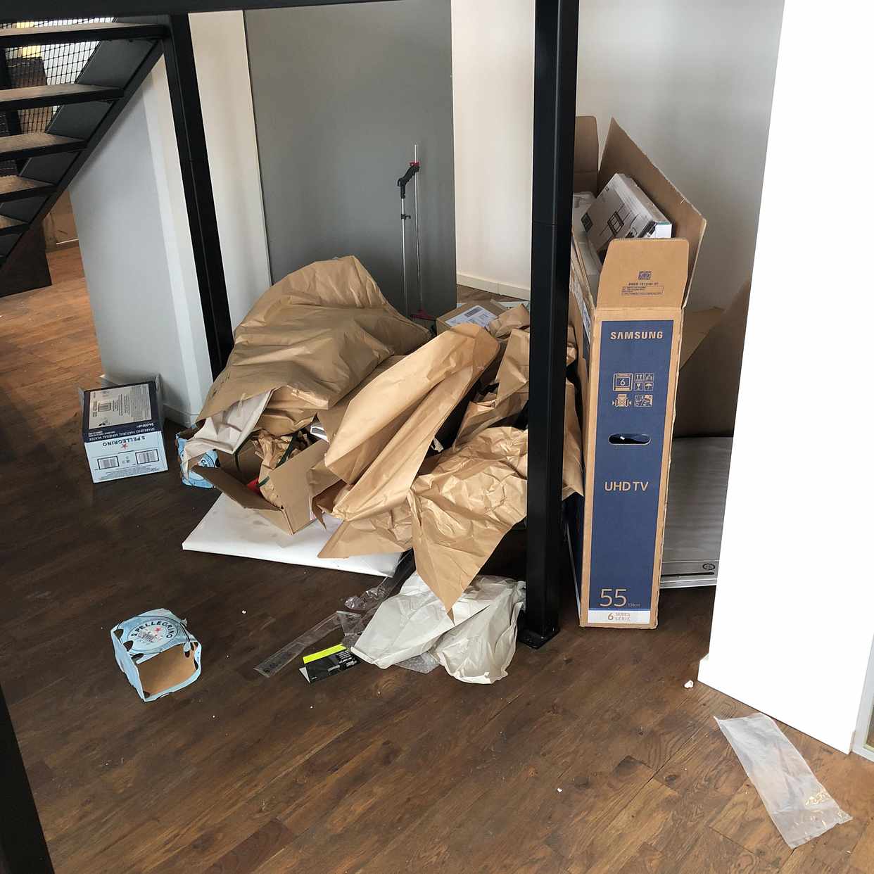 image of Kartonger och plast - Bromma