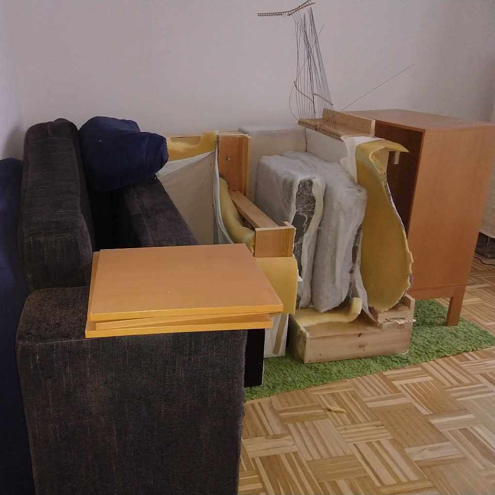 image of Trasiga soffor bokhyllor - Vällingby