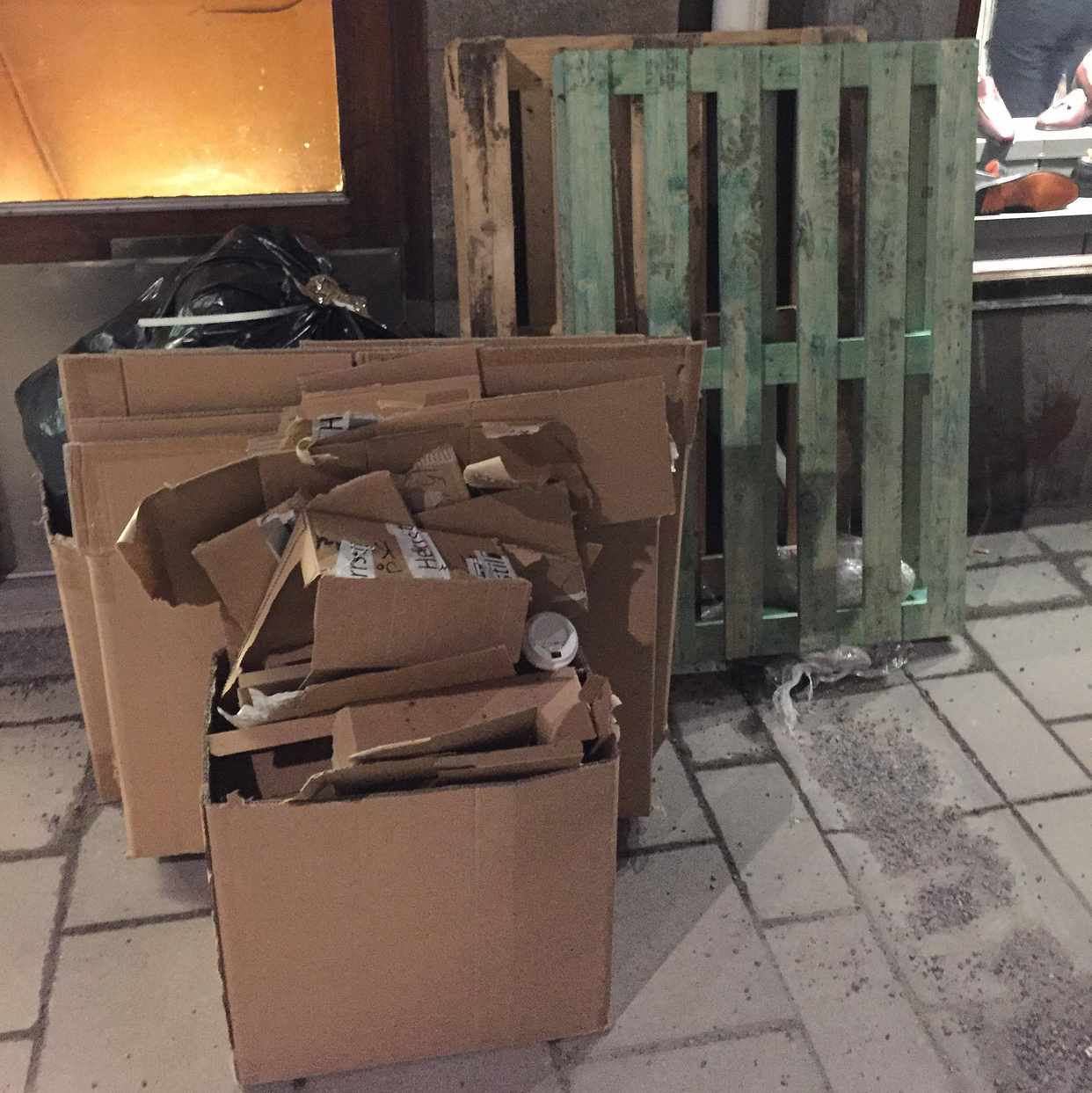 image of Kartong och 2 pall - Stockholm City
