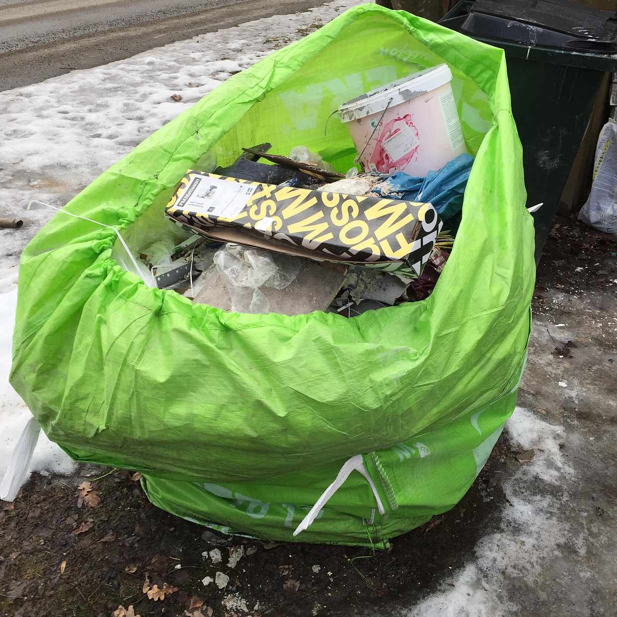 image of Två säckar med byggfall. - Bromma
