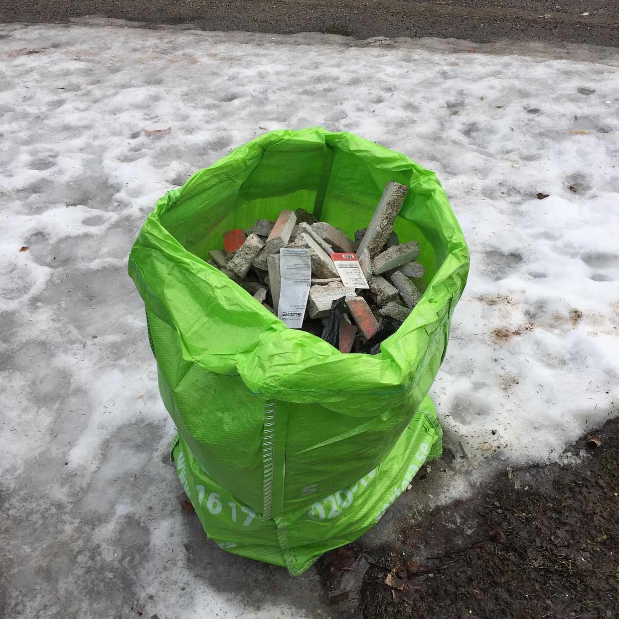 image of Två säckar med byggfall. - Bromma