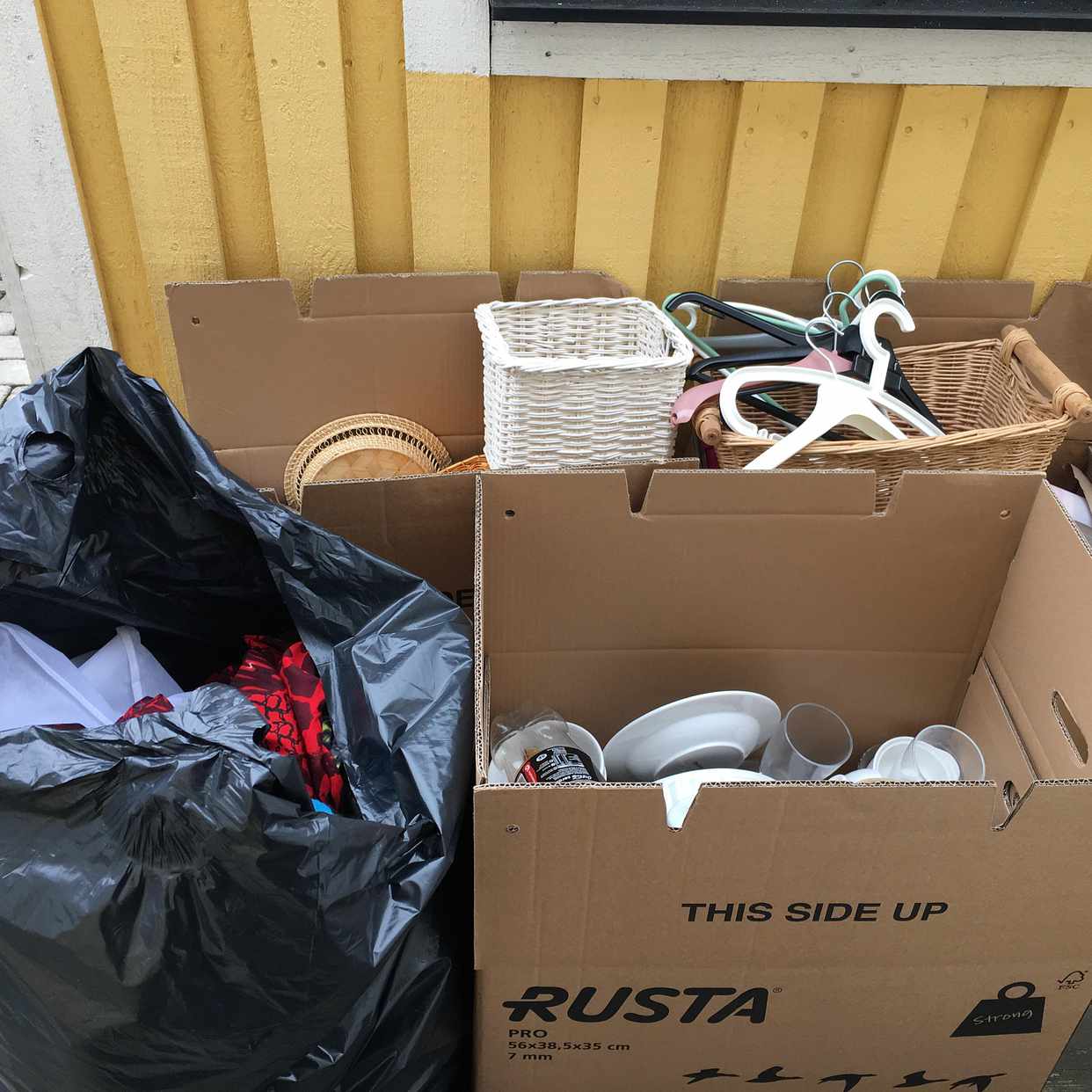 image of 3 kartonger och 1 sopsäck - Upplands Väsby