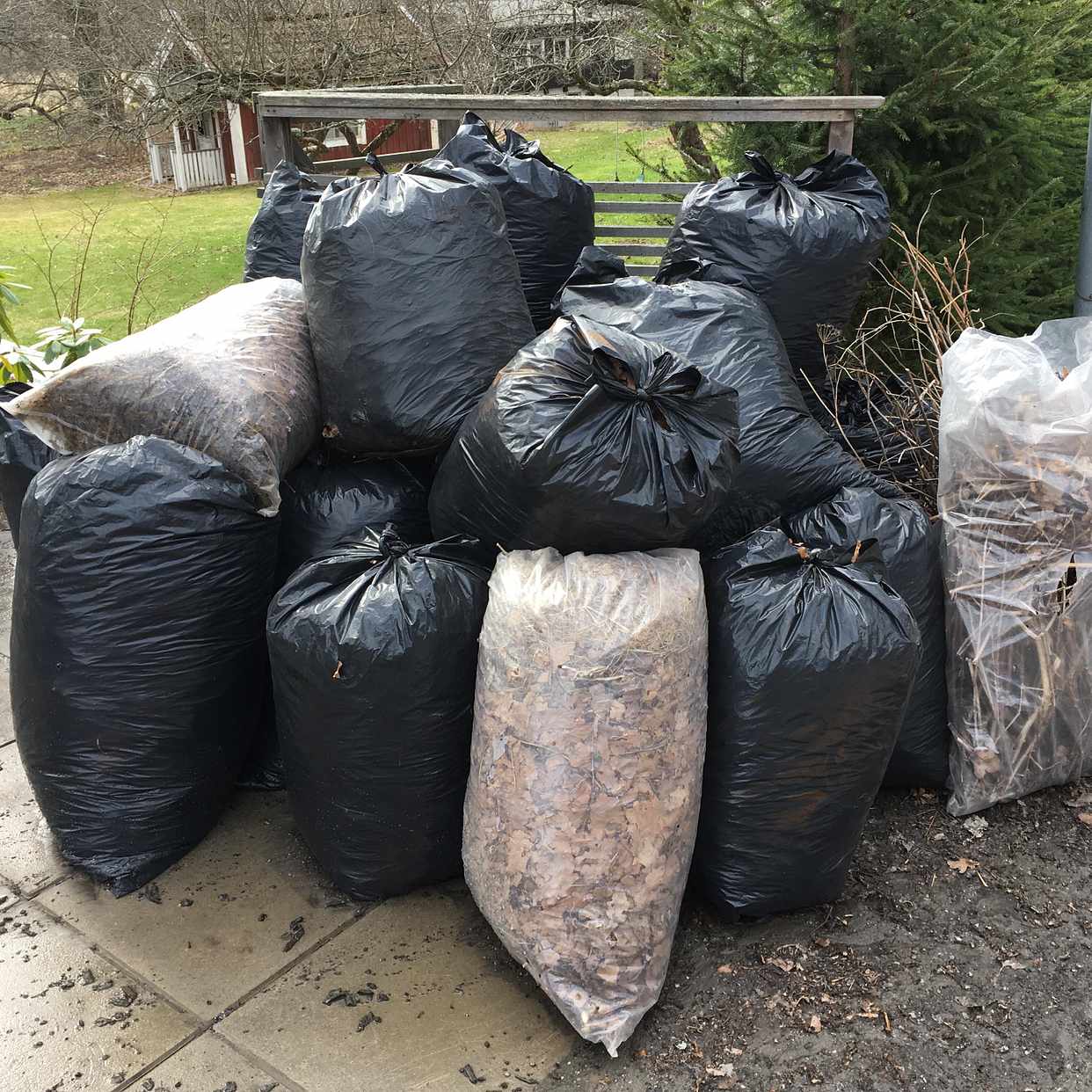 image of Lövsäckar, 2 med kvistar - Djursholm