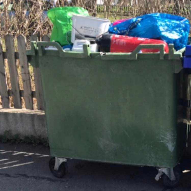 image of Fyllt kärl me gammal färg - Lidingö