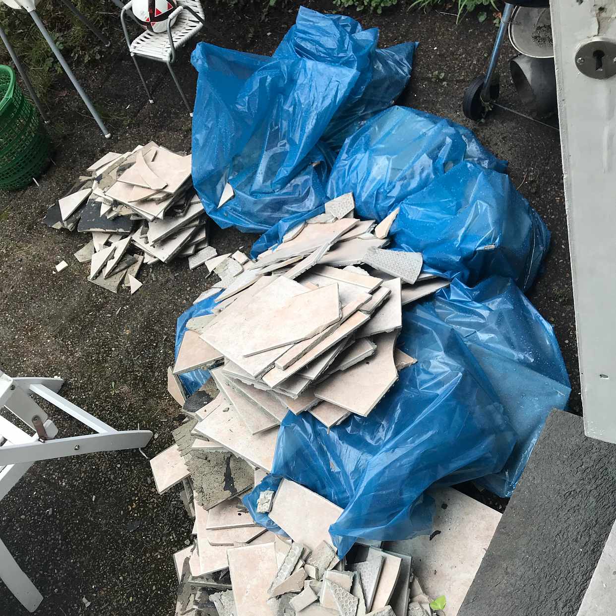 image of Säckar samt löst kakel - Farsta