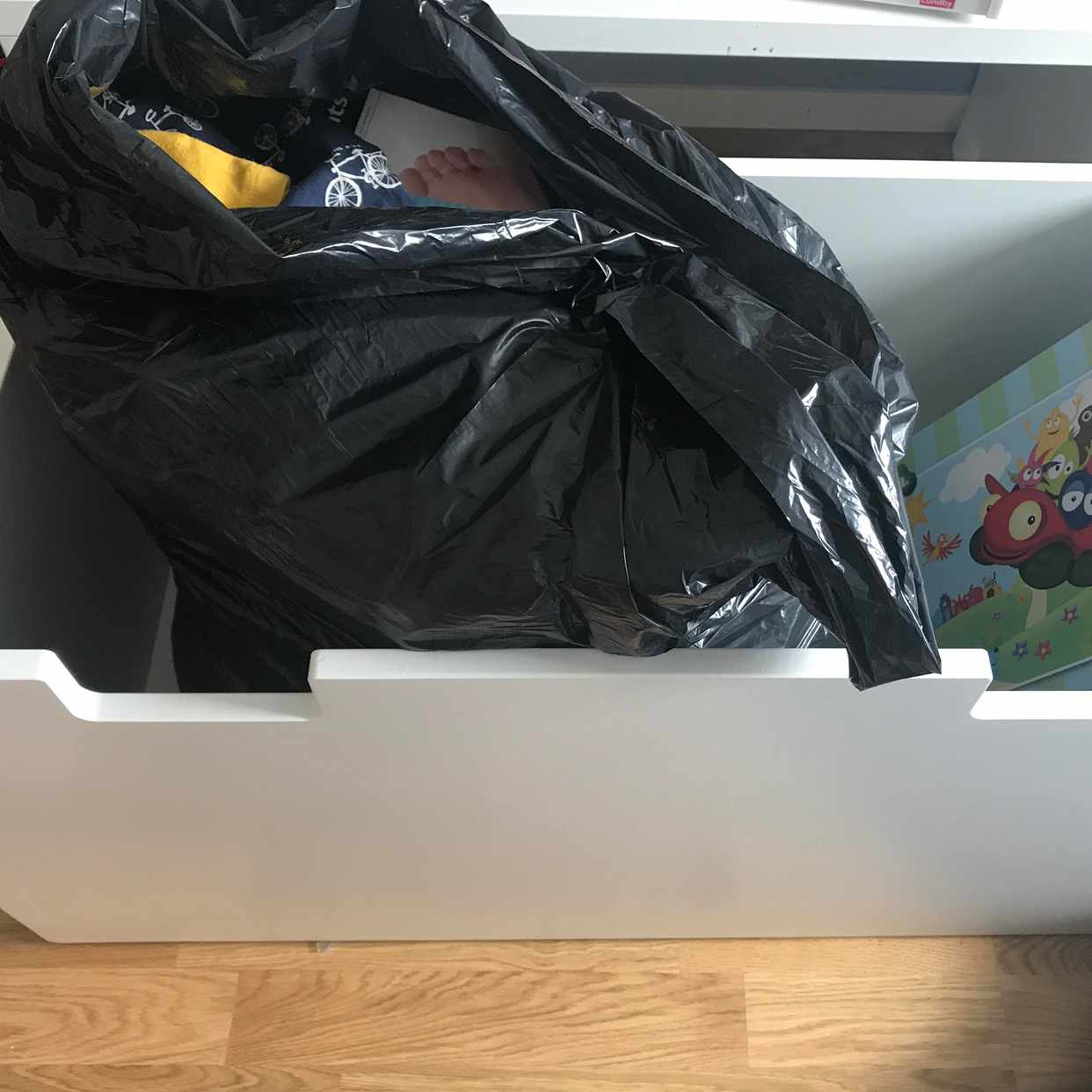 image of En låda med leksaker - Farsta