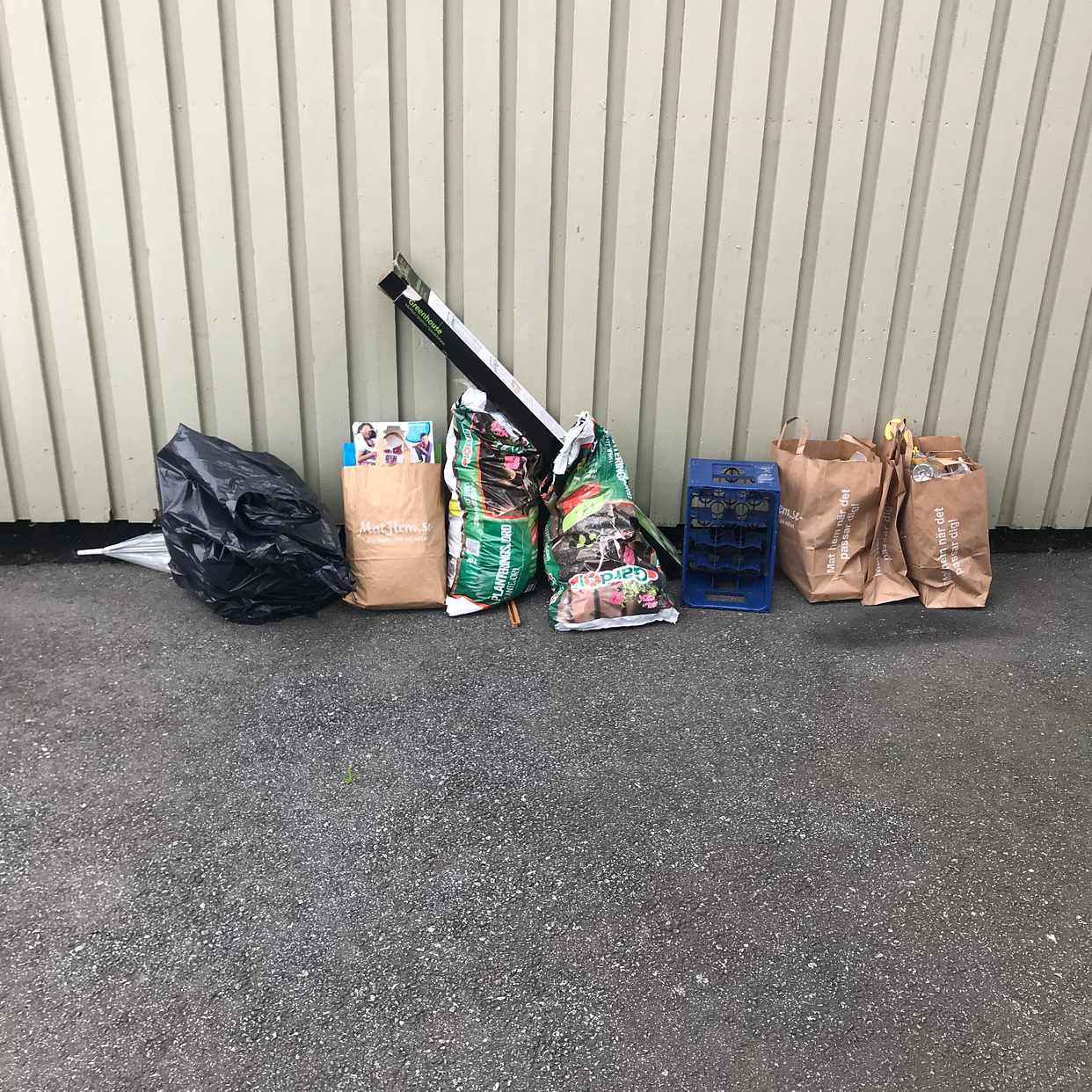 image of tujaris samt lite skräp - Hässelby