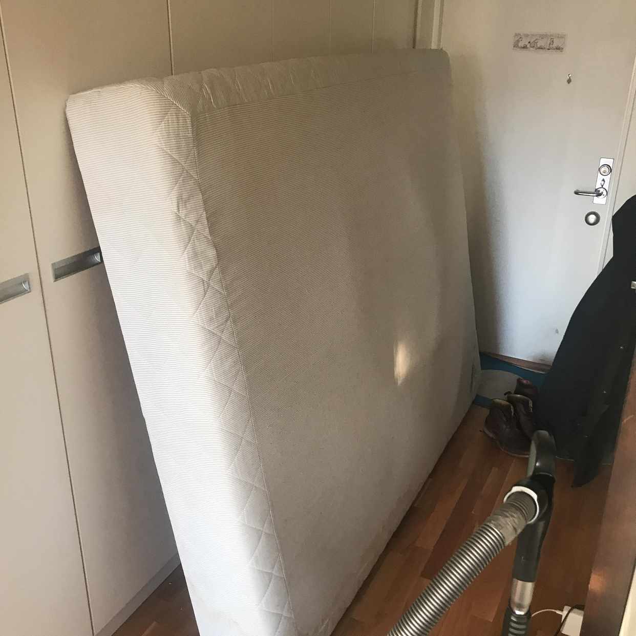 image of Bord och säng (160cm) - Sundbyberg