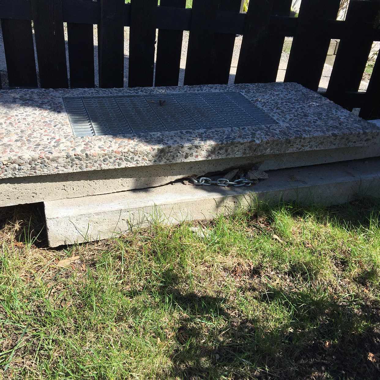 image of Delar av gammal trappa - Huddinge