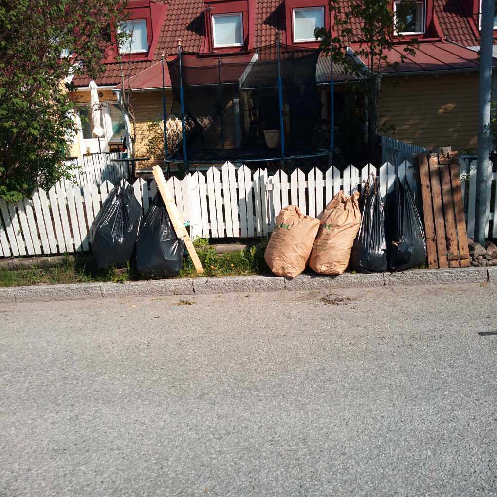image of 6 säckar plus trä - Vallentuna
