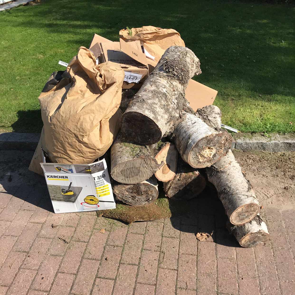 image of 3 lövsäckar och lite ved - Lidingö