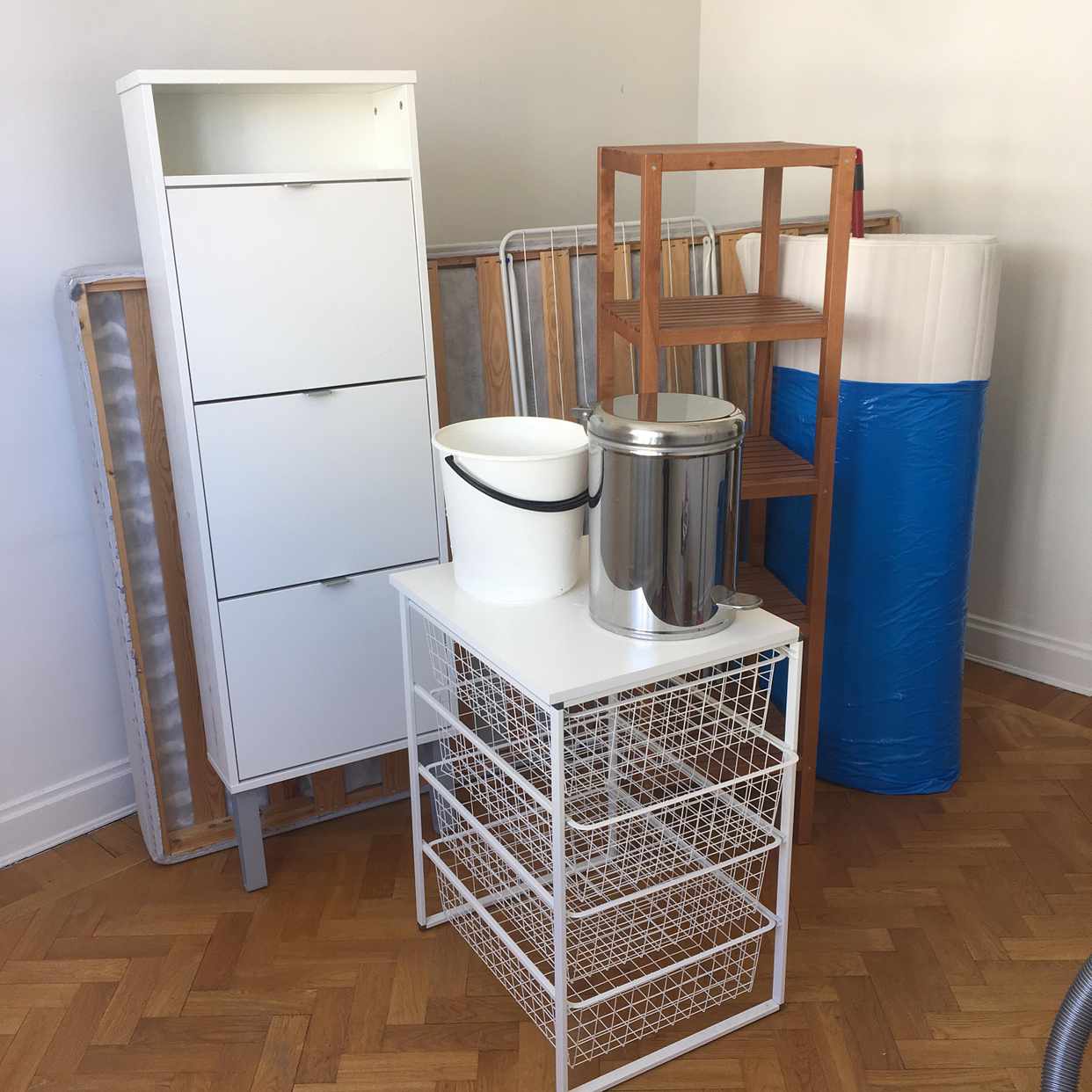 image of Möbler att slänga - Stockholm