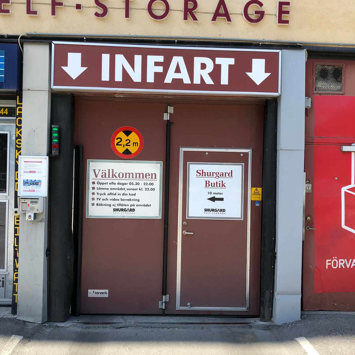 image of Gammalt,tungt skåp - 