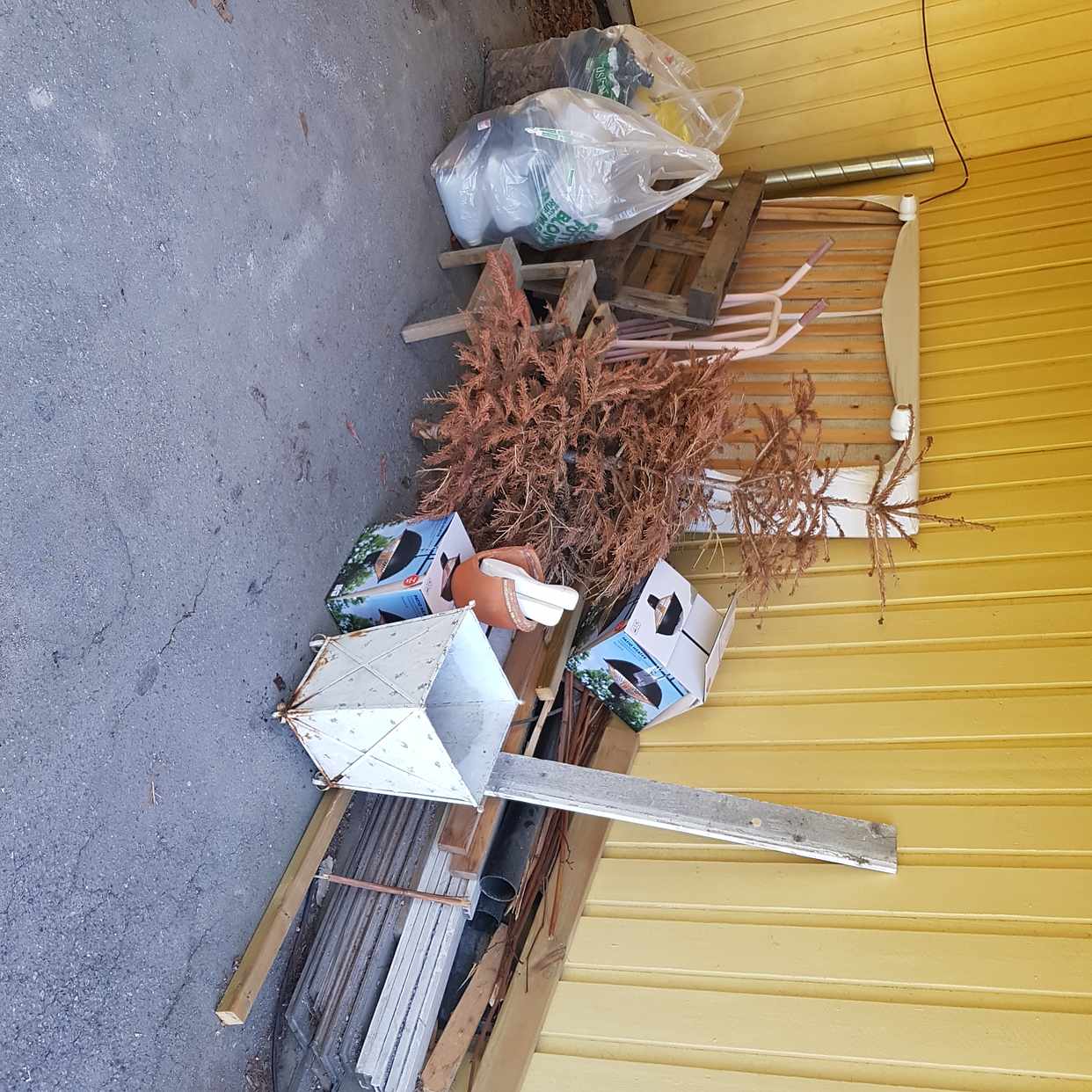 image of Säng, virke, div skräp - Älvsjö