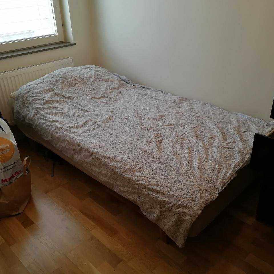 image of Säng, bokhylla och hurts. - Göteborg
