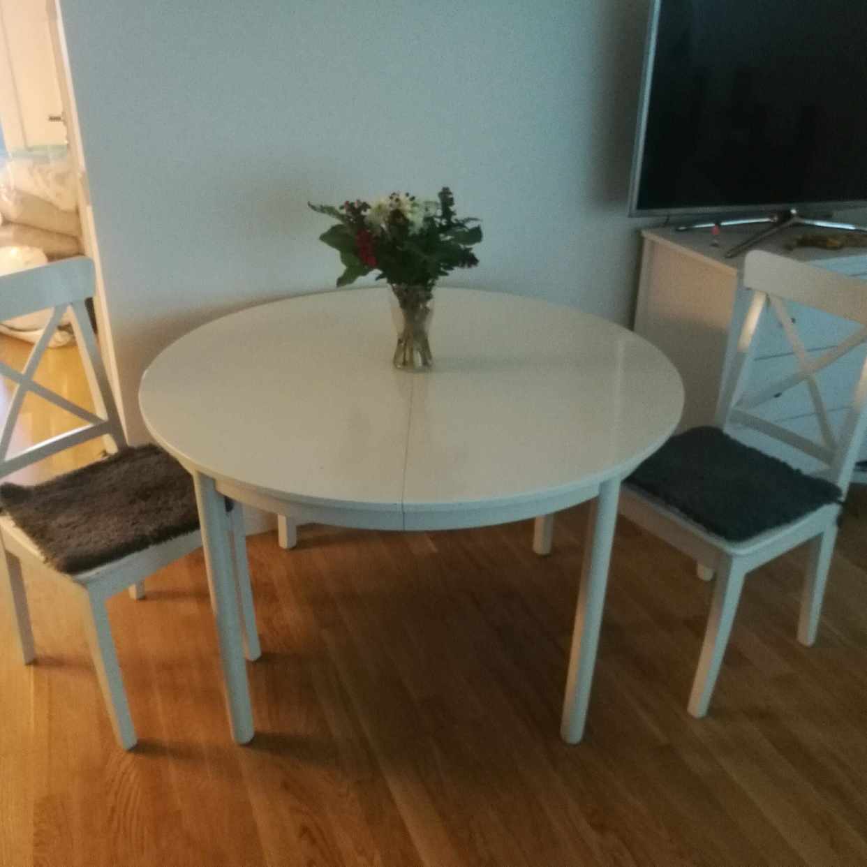image of Köksbord och 2 stolar - 