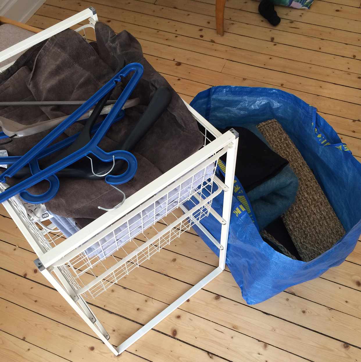 image of Trådback och IKEA-kasse - Stockholm