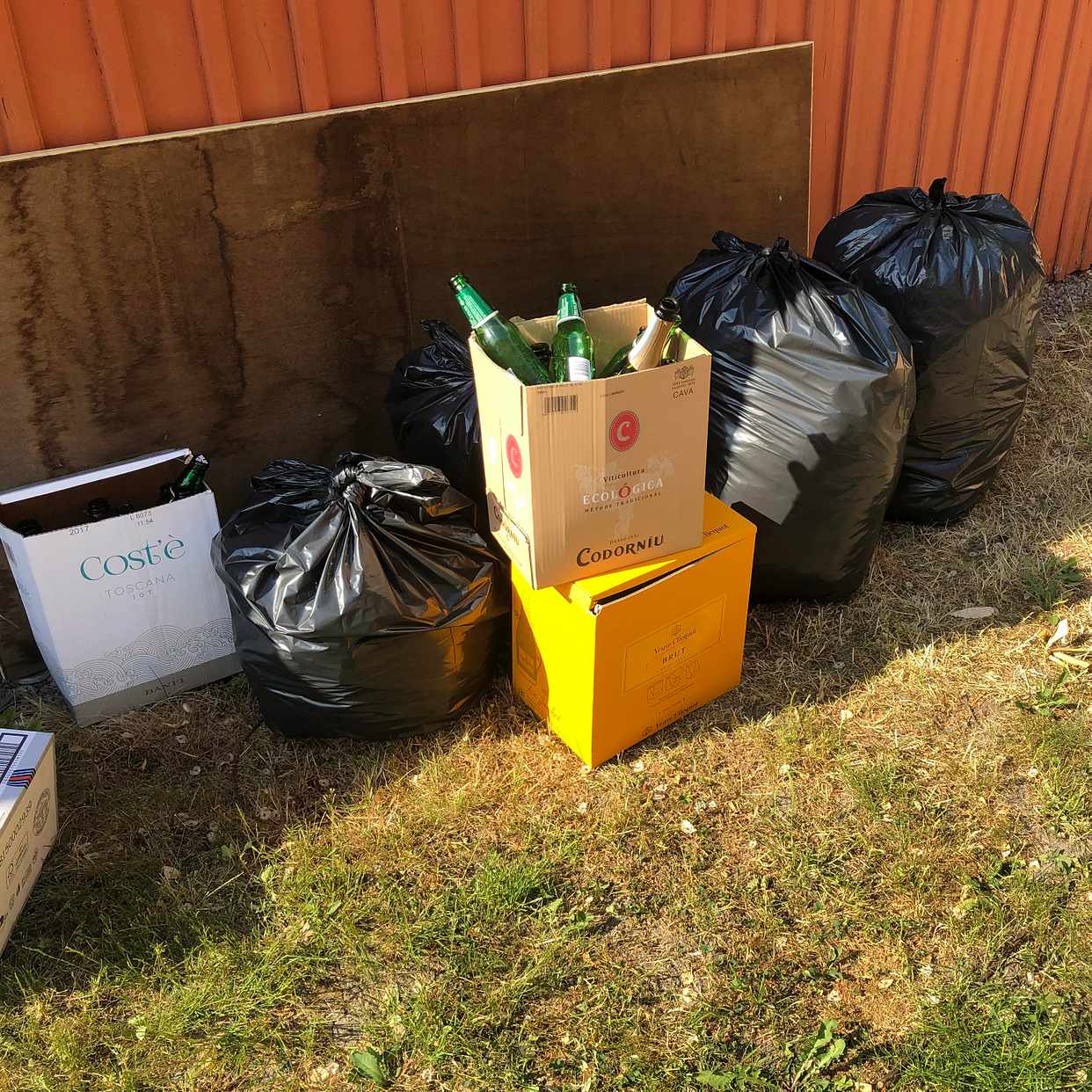 image of Blandat avfall från fest - Djursholm