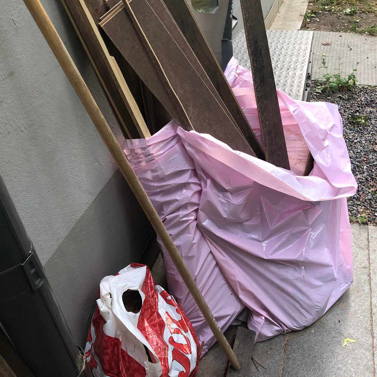 image of Skön soffa, stol å skräp - Stockholm