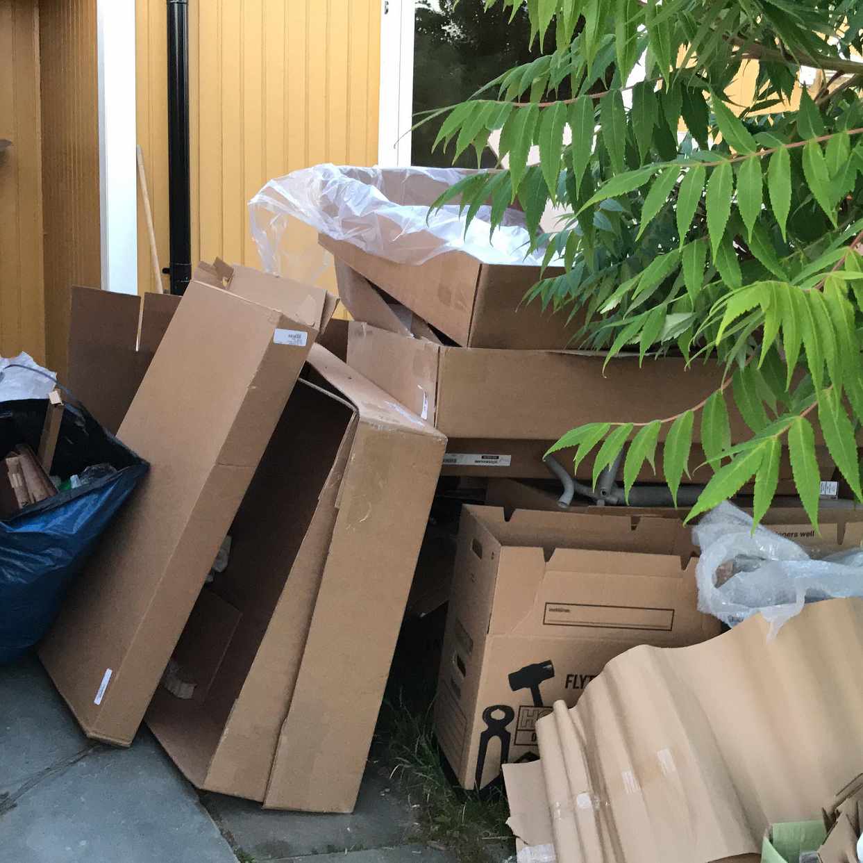 image of Kartonger, lite byggmater - Täby