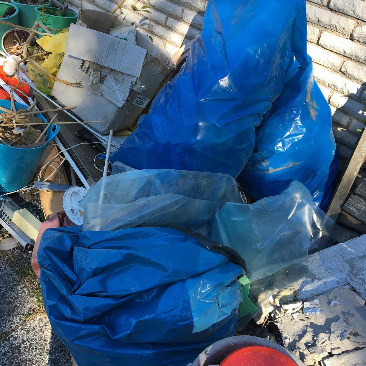image of Hög med rivningsmaterial - Tyresö