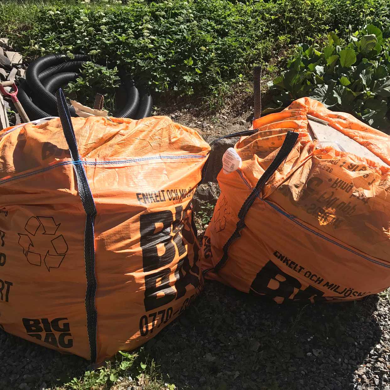 image of Två säckar med gips/kakel - Vendelsö