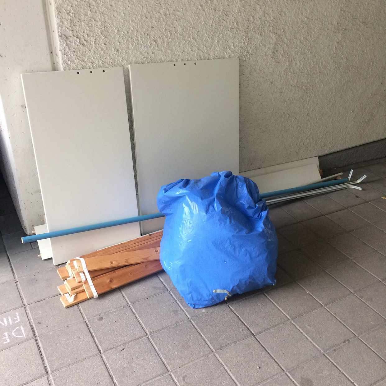 image of Diverse skräp efter flytt - Enskededalen