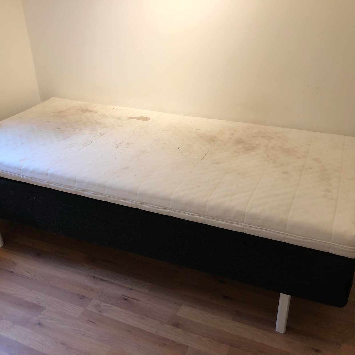 image of 90 säng + skrivbord - Vendelsö