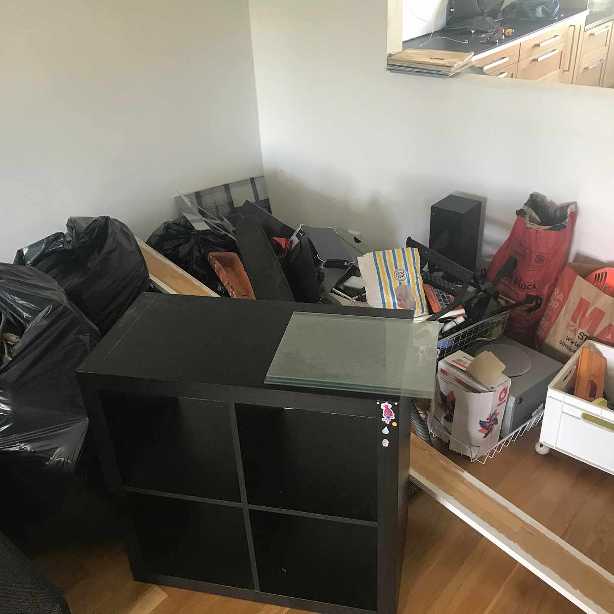 image of 110 säng, skåp, skräp - Partille