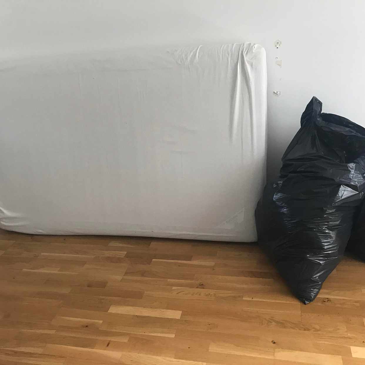 image of 110 säng, skåp, skräp - Partille