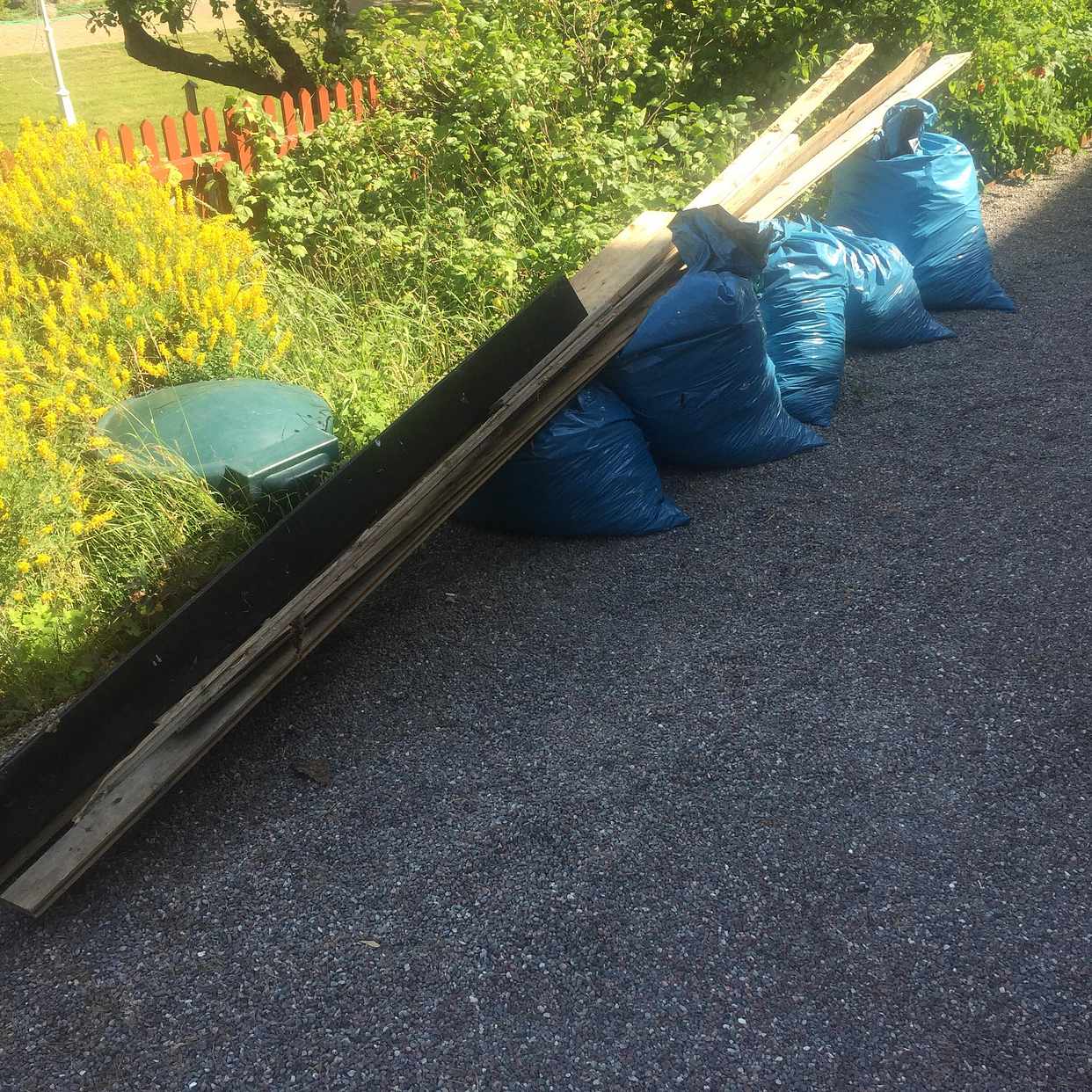 image of 5 säckar + några plankor - Saltsjö-boo
