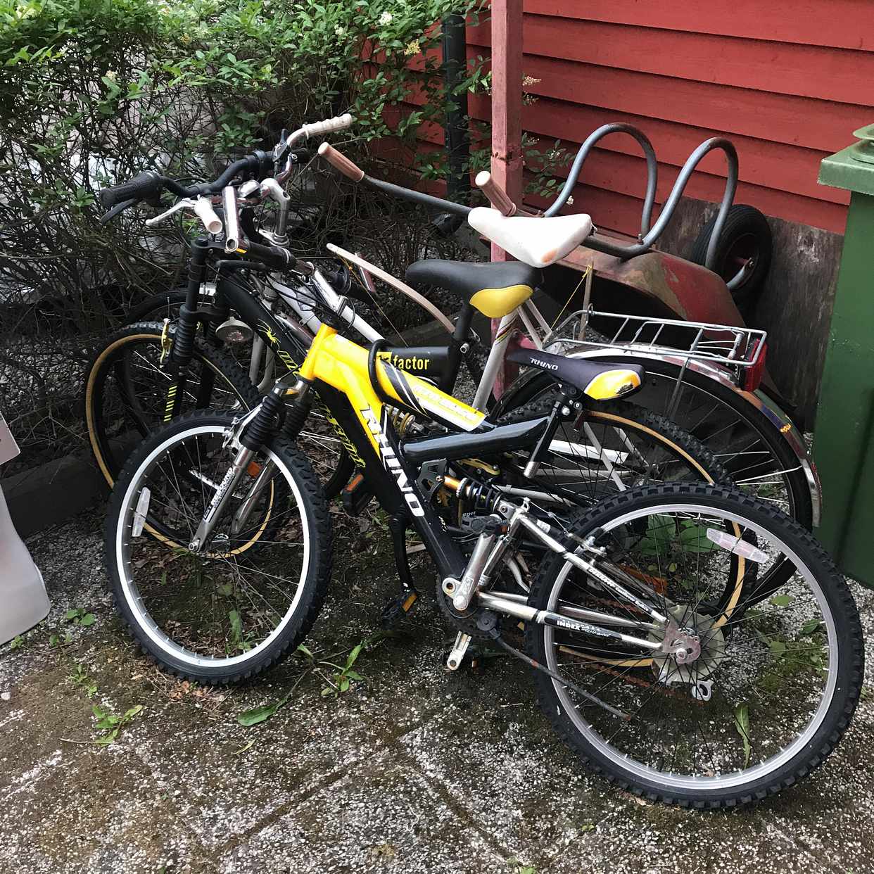 image of 3 cyklar och en toalett - Tullinge