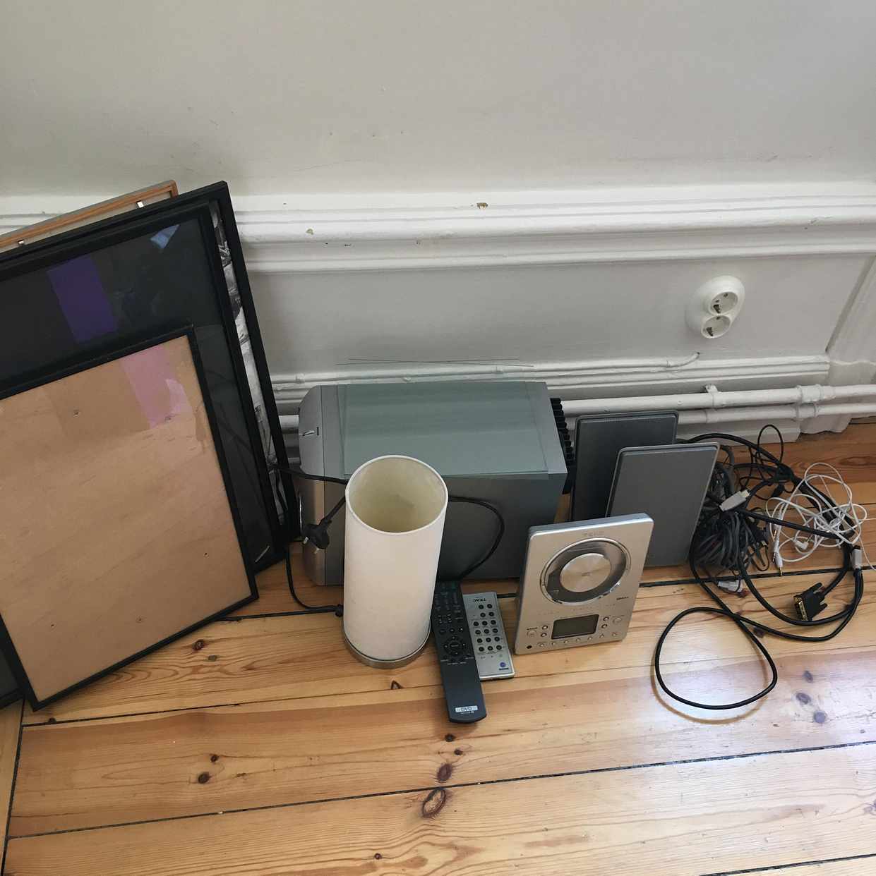 image of Trasig stereo, lampa mm - Stockholms Stad