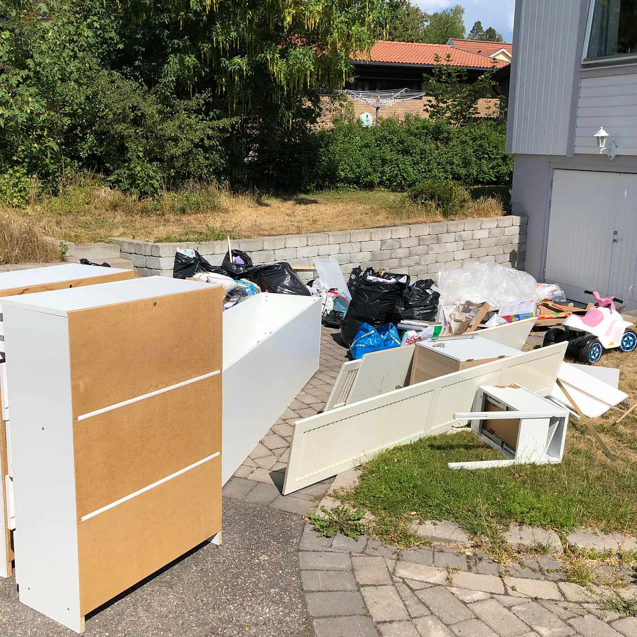image of Gamla möbler och skräp - Täby