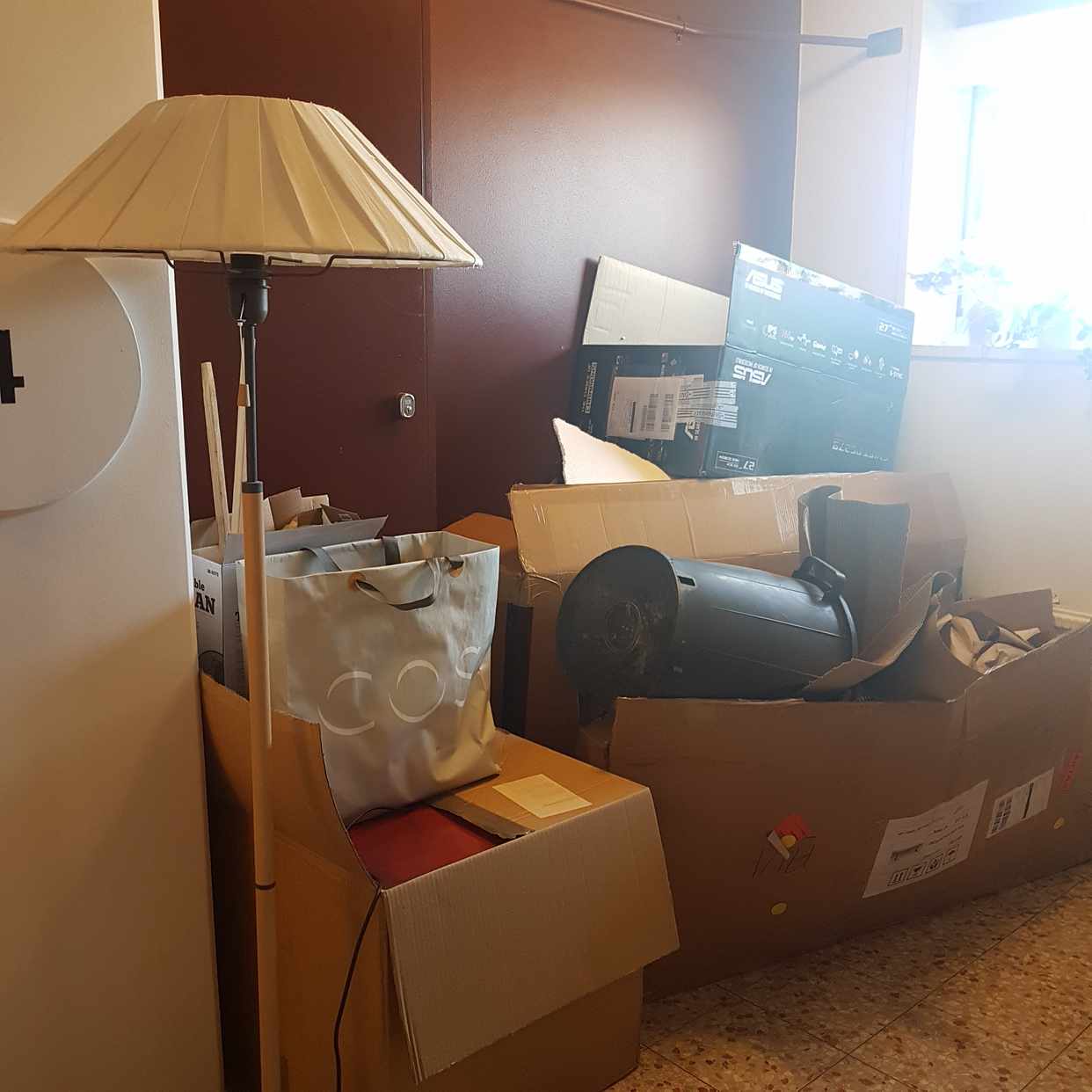 image of Metalbox, cardboard, lamp - Solna