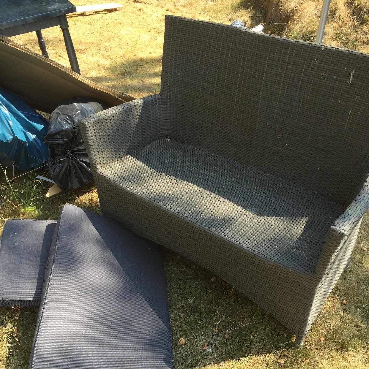 image of Trädgårdsmöbler och sopor - Gräddö