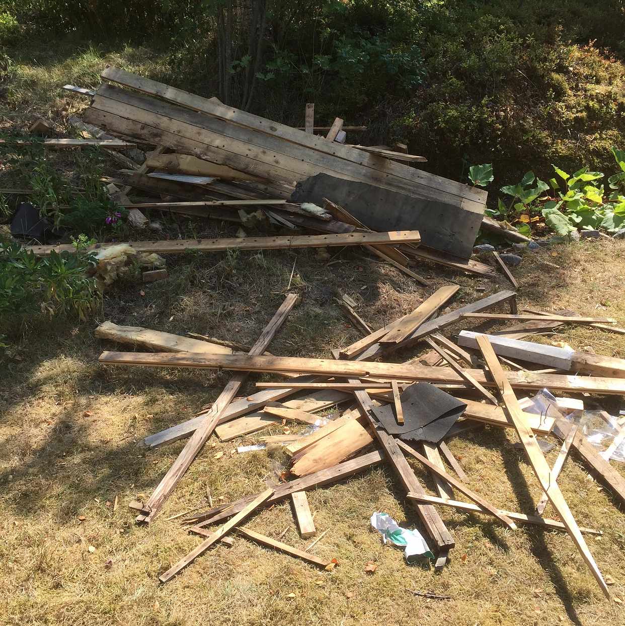 image of Trädgårdsmöbler och sopor - Gräddö